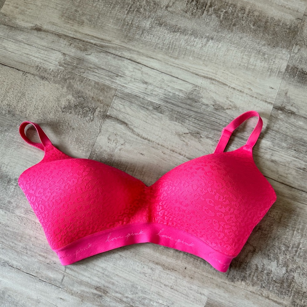 PINK 🩷WEAR EVERYWHERE WIRELESS LIGHTLY LINED BRA in great used condition 💕